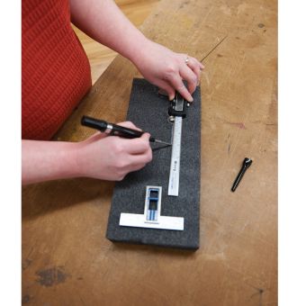 Pitkäpäinen solumuovikynä